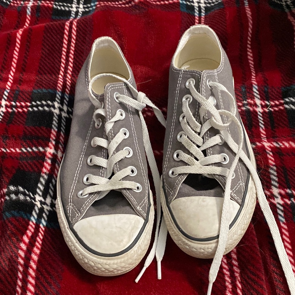 Grey Converse women’s size 7, men’s size 5.